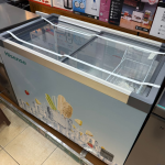 Hisense SD-301 Ice Cream Display Freezer – 301L | Sliding Low-E Glass Lid, High-Performance Compressor, Adjustable Thermostat, R600a Refrigerant, Lock & Castors